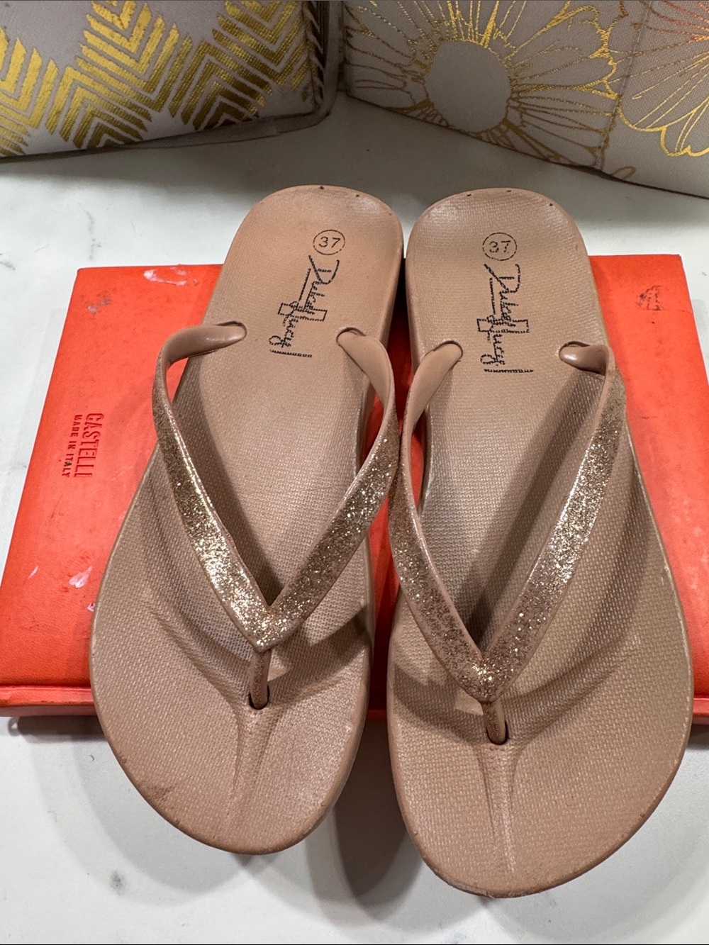 Margaritaville Glitter V-strap Flip Flops in Nude Womens‎ 37